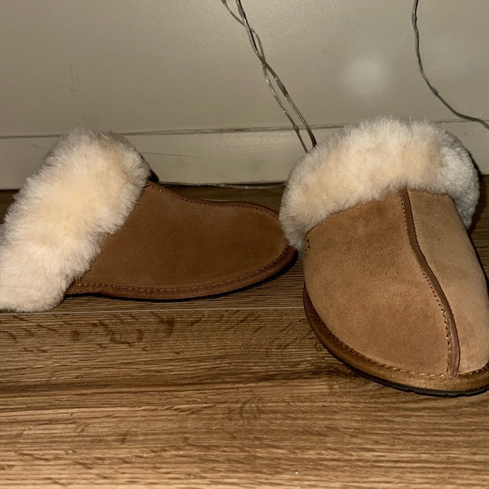 Selling UGG SCUFFETTE SLIPPER, in the color chestnut!